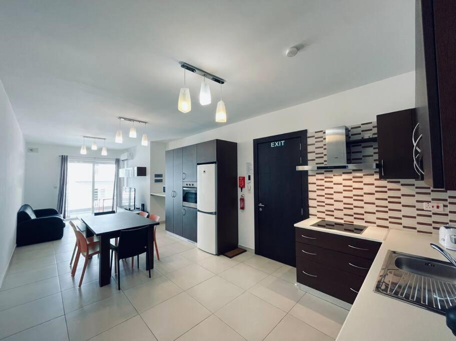 Stylish Modern Central Apartment 4 Paceville San Ġiljan Buitenkant foto