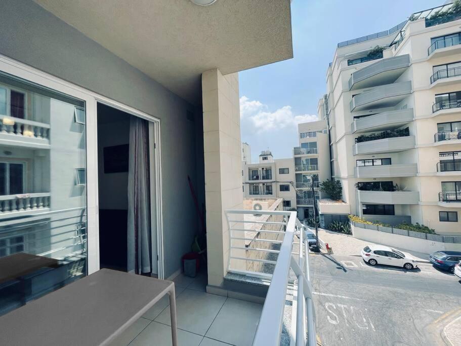 Stylish Modern Central Apartment 4 Paceville San Ġiljan Buitenkant foto