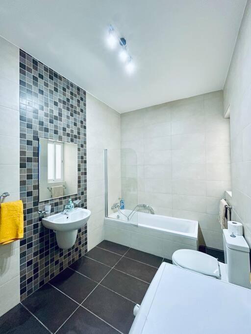 Stylish Modern Central Apartment 4 Paceville San Ġiljan Buitenkant foto